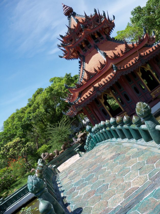 Tempel in Thailand met op voorgrond een schattig bruggetje