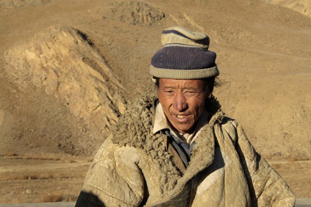 Tibetaan in de bergen (Ton-sur-ton)