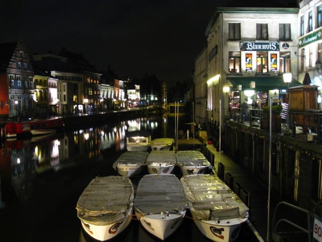 verlichte kade bij de kleine Vismarkt