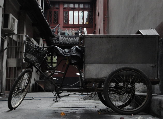 Fiets tegenover de ingang van de Temple of the Town Gods