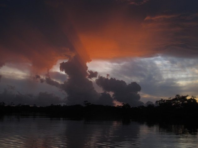 Zonsondergang in Laguna Grande, Cuyabeno. Amazonegebied Ecuador. 