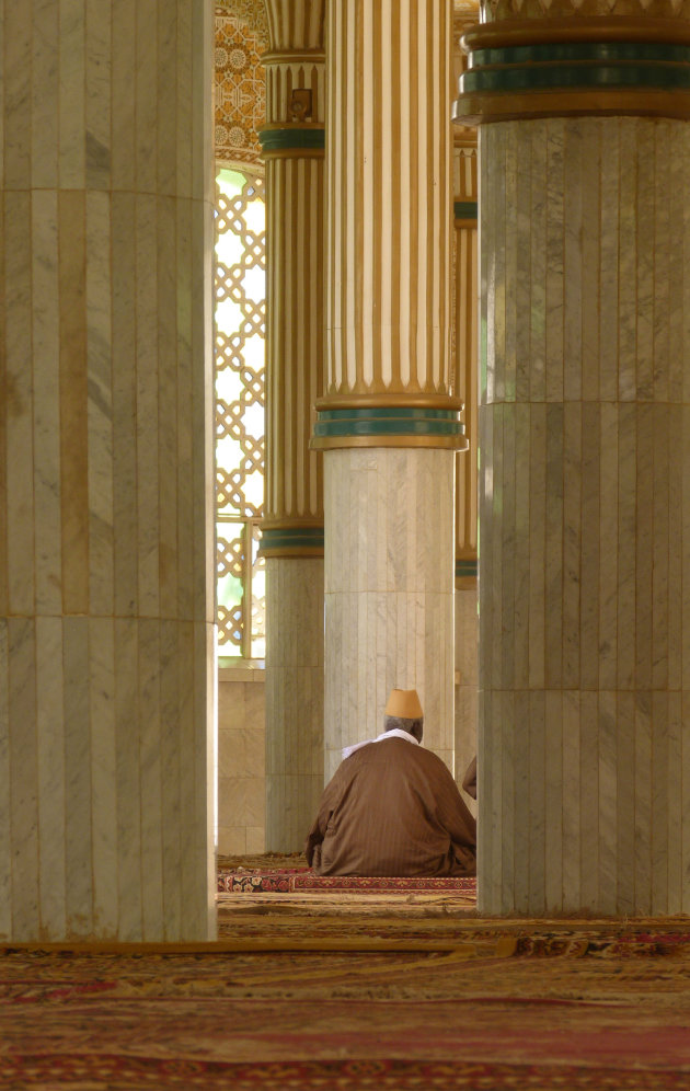 Bidden in de moskee van Touba
