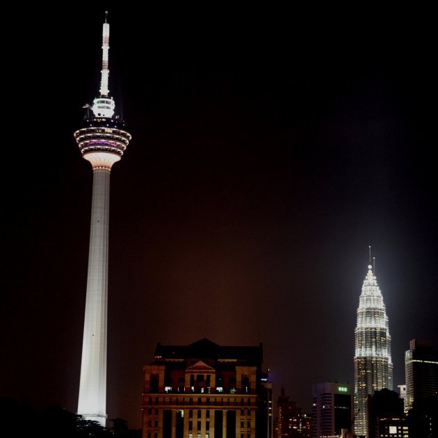 Petronas en KL tower bij nacht