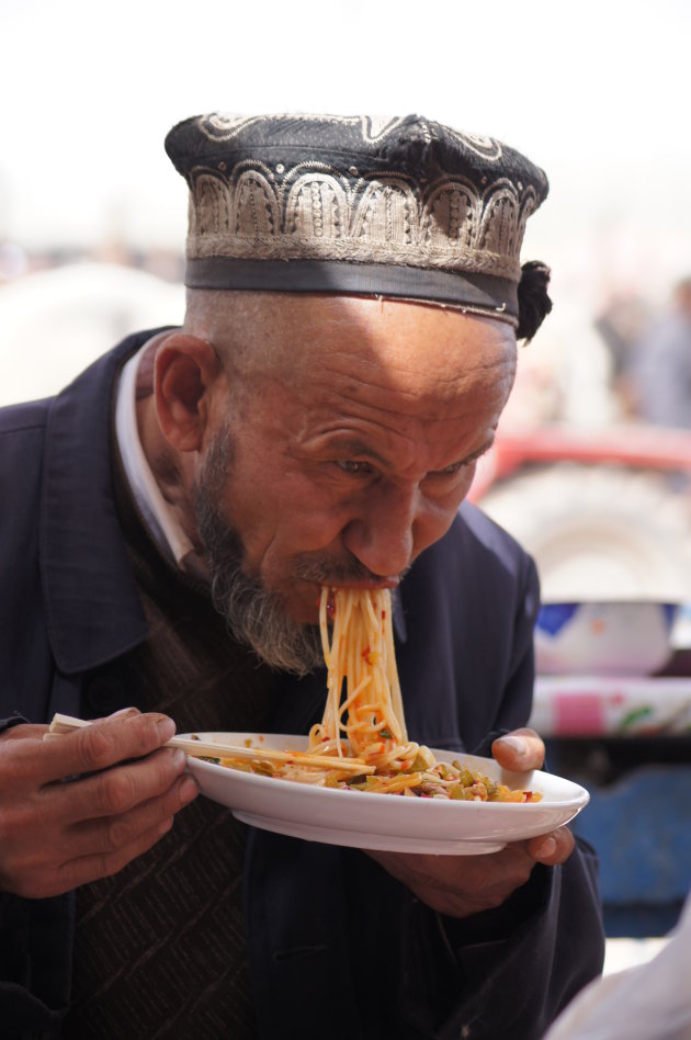 Genieten van een portie laghman