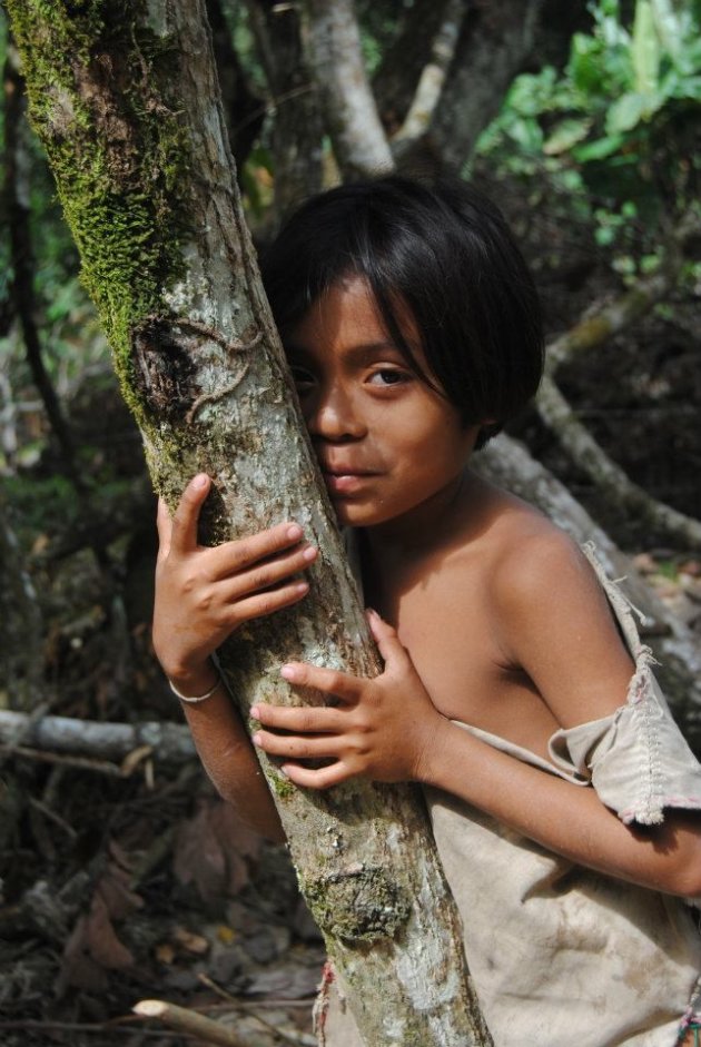 kindje van inheemse stam in de Sierra Nevada de Santa Marta Colombia