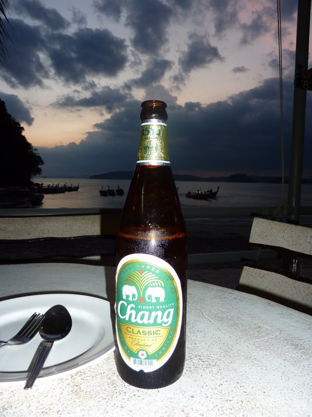 Biertje bij zonsondergang in Ao Nang