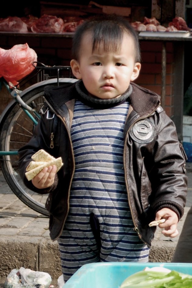 jongetje op de markt