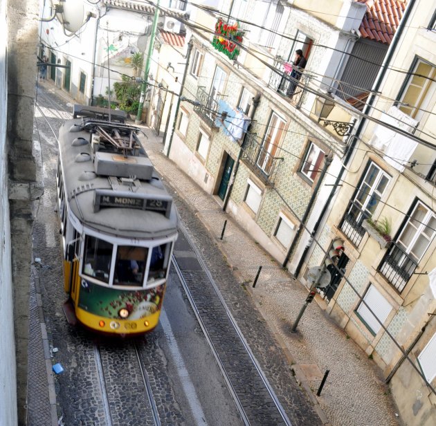 Tram rijdt door oude buurt Bairro Alto