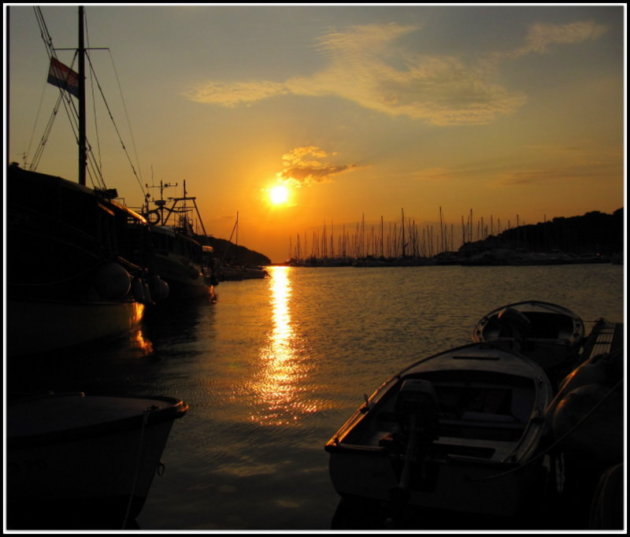 Zonsondergang bij de haven van Vrsar!