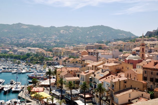 Uitzicht op de haven van Calvi