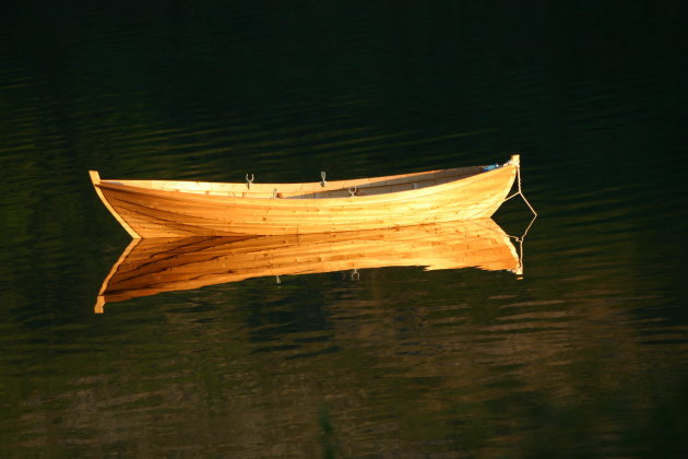 gouden avondgloed over een kano
