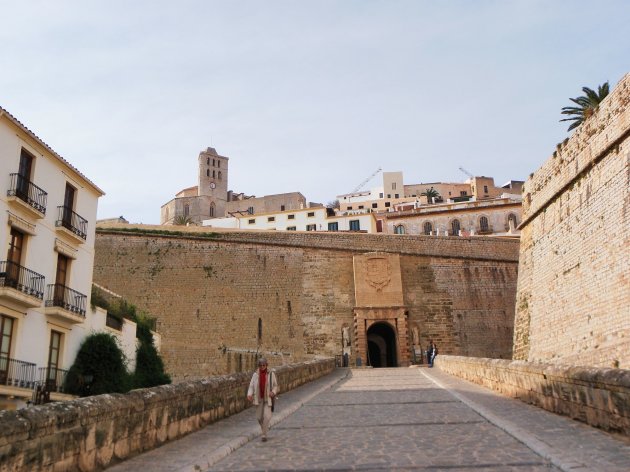 De weg naar Dalt Vila