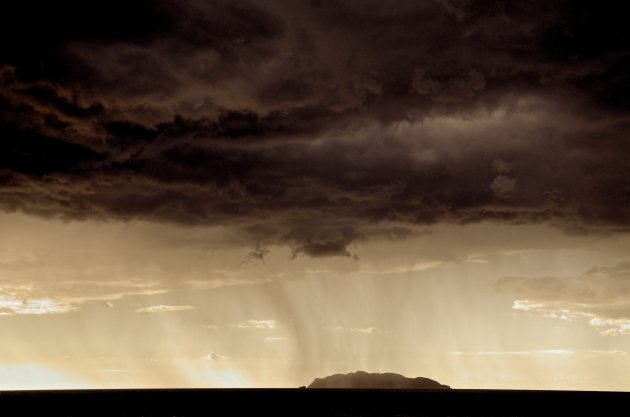 Regenbui tussen Corsica en Italie