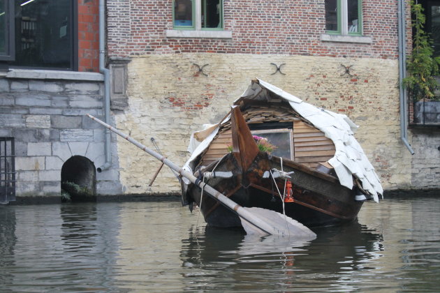 Aziatisch bootje op de Leie