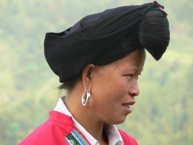Zhuang vrouw op de Longji Titan rijst terrassen
