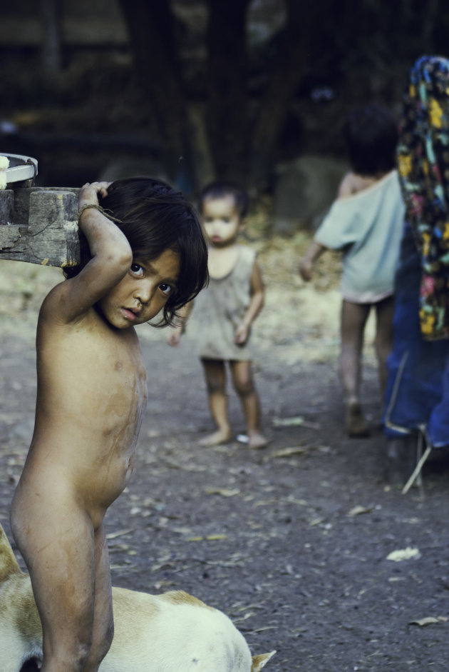 Kindje in een traditioneel Laos dorpje