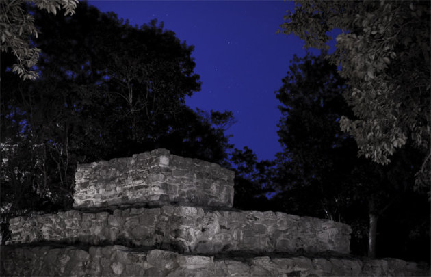 Maya ruine in de nacht