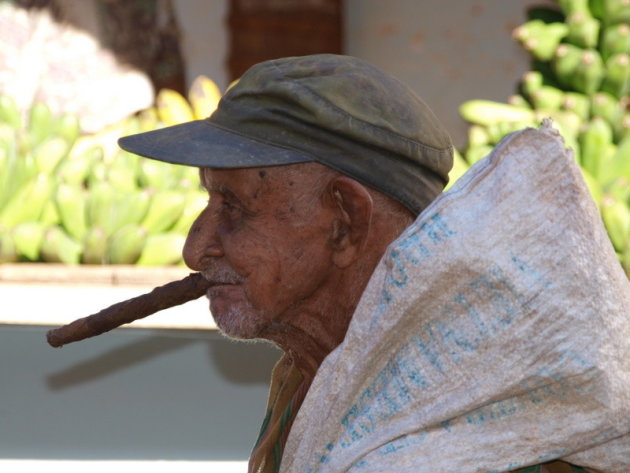 Man met cubaanse sigaar