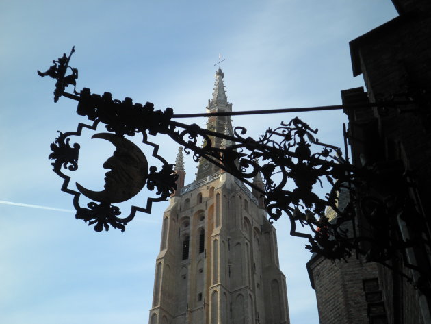 uithangbord van een maan voor de kerk