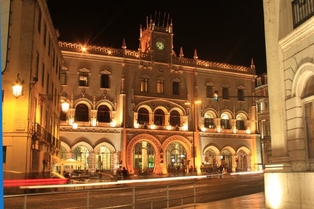 Station bij avond