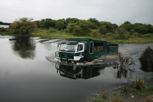 Rondreis ploeteren door het water in Botswana