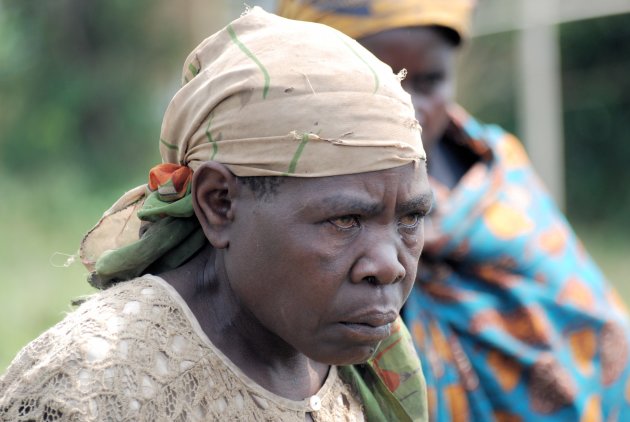 Bedroefde Batwa vrouw