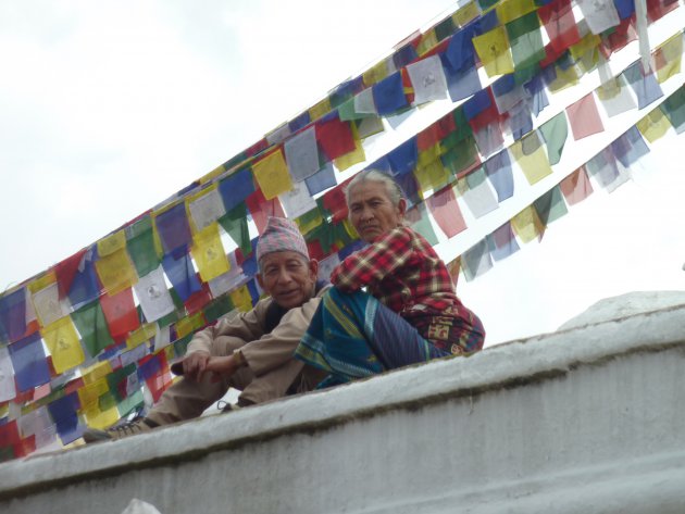 Kathmandu stuppa waarop 2 oude mensen zitten