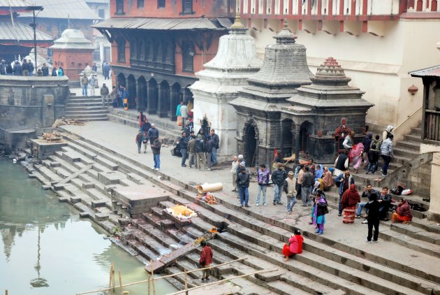 Hindoe tempel Pashupatinath met lijkverbranding op de Ghat's