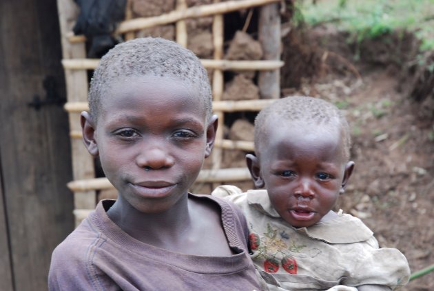 Batwa kinderen in oude vale kleding