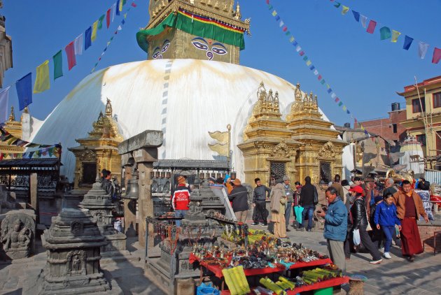 Swayambunath is een oud boeddhistisch tempelcomplex