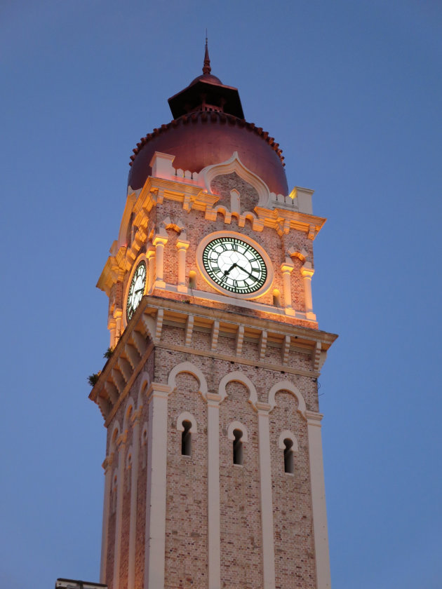 Magisch verlichte toren Sultan Abdul Samad-gebouw in de avond