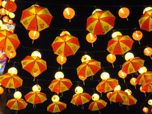 Vrolijke kleuren tegen de nacht in Chinatown