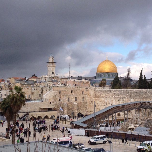 Klaagmuur met gouden koepel van de al-aqsa moskee