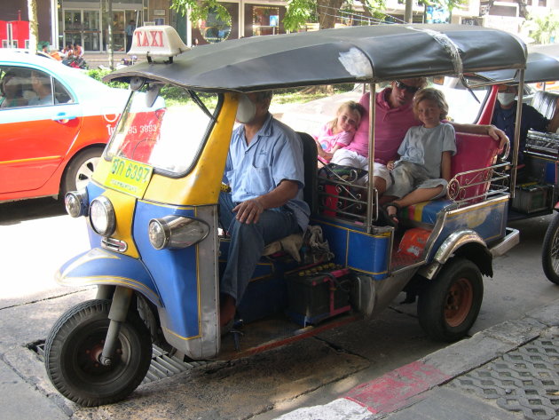 Scheuren door Bangkok