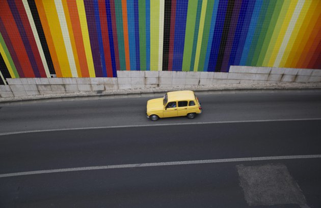 Auto nabij tunnel