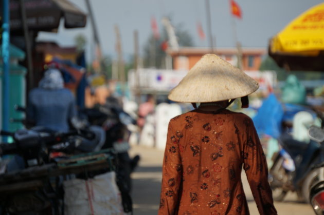 Vrouw in Thanh Ha Pottery Village vlakbij Hoi An