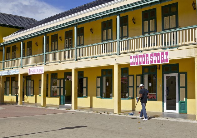 Geen klandizie bij de liquor store, alleen de straatveger heeft zo zijn werk