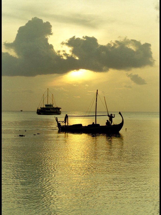 Relaxed bootje varen bij de sunset op de Malediven 
