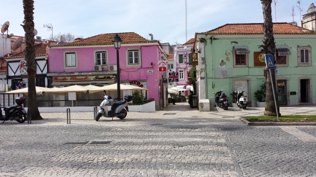 kleurrijk dorp in cascais