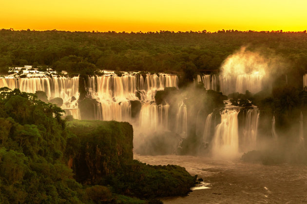 Zonsondergang bij de Iguazu watervallen