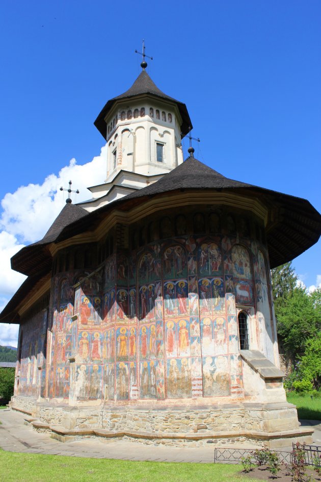 Fresco's aan de buitenzijde van de kerk