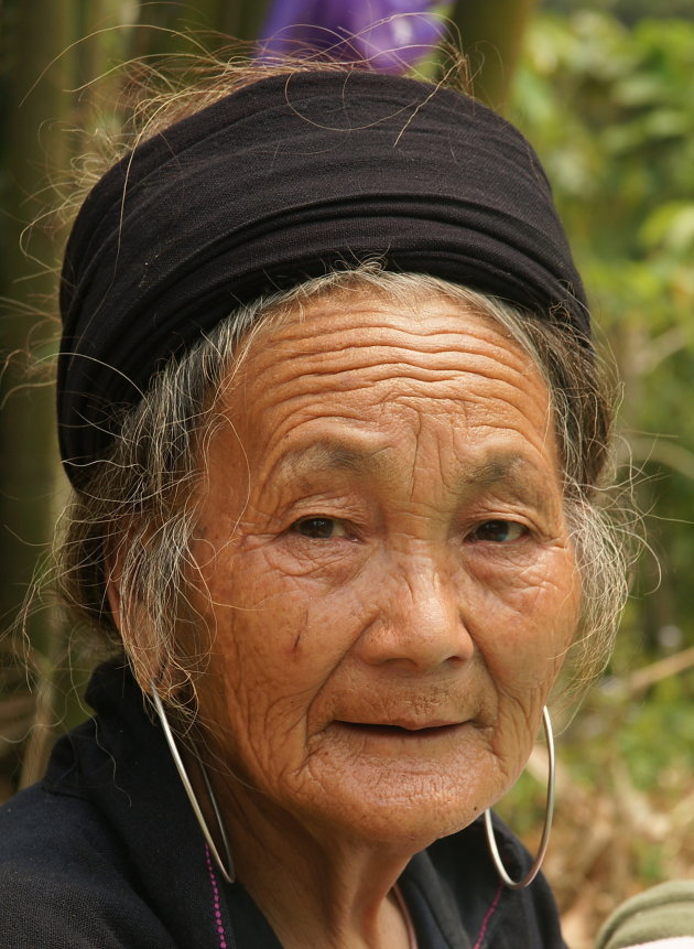 Oudere Black Hmong dame