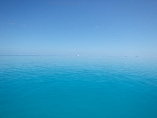 Het water is echt zo blauw als de lucht soms op Sun Island