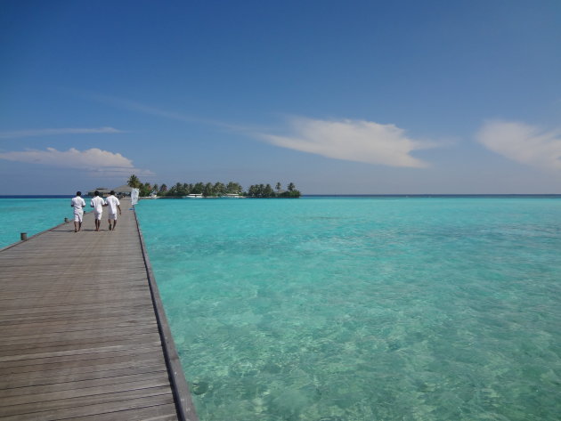 Het blauwe water van de Malediven