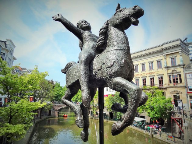 Meisje overvliegt Utrecht