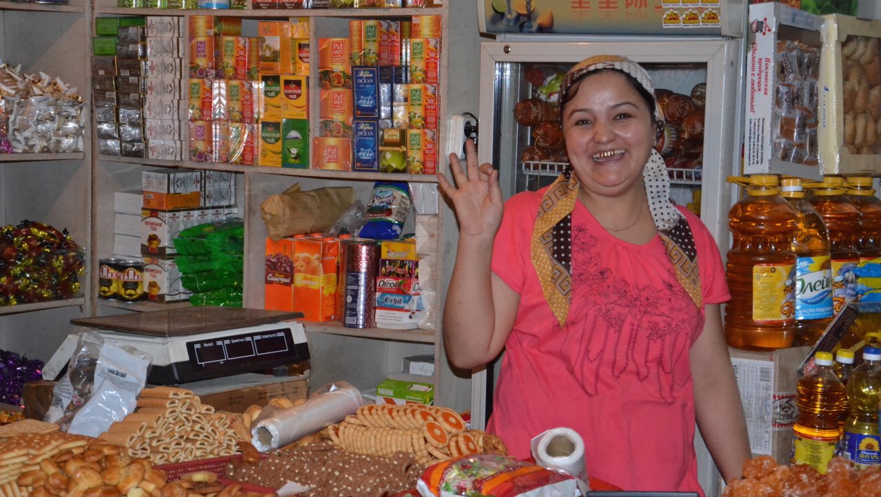 Kirgizische vrouw op lokale markt