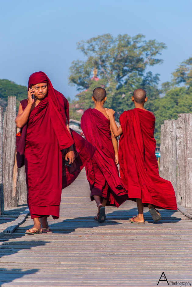 Boeddhistische monniken op de U Bein brug