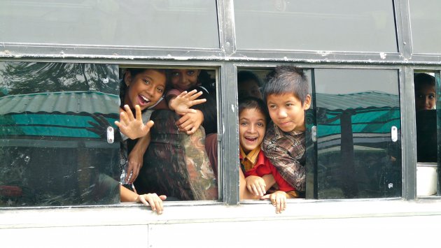 enthousiaste kinderen in bus