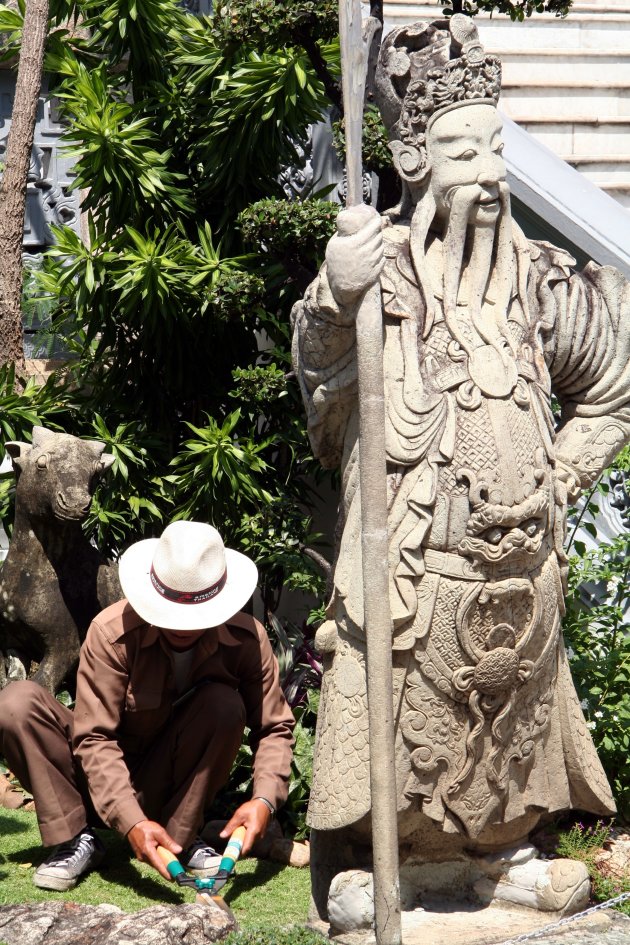 Tuinman aan het werk in Paleistuin Bangkok