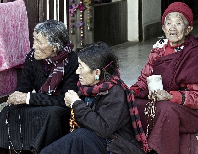 pelgrims bij de Bouddhanath tempel